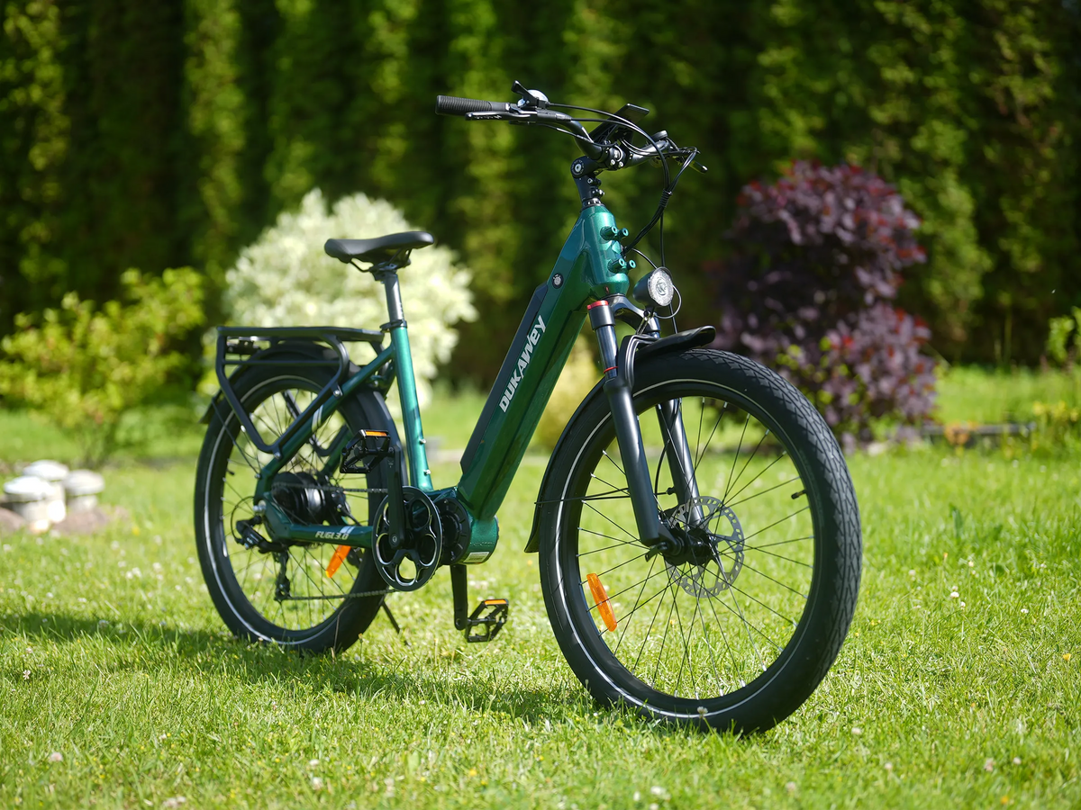 Dukawey FUGL3.0 green step-through commuter e-bike parked on grass