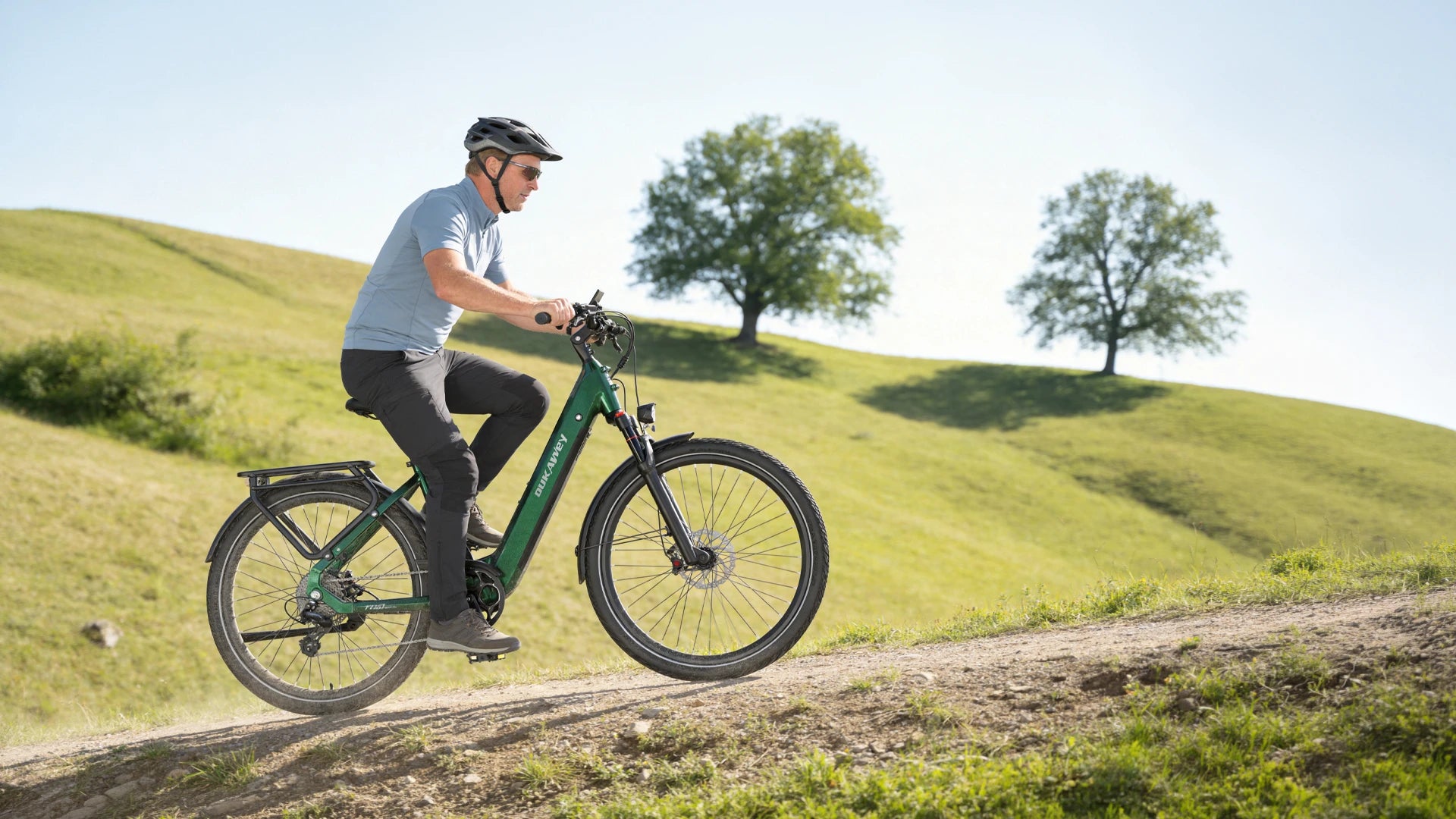 Seitenansicht des grünen Dukawey FUGL Pro E-Bikes mit tiefem Einstieg auf einem Schotterweg